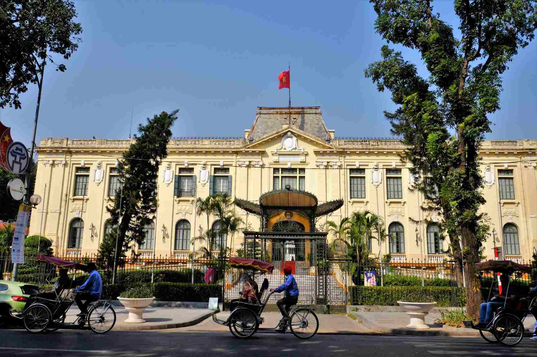 Bắc Bộ Phủ, nay là Nhà khách Chính phủ có 3 tầng tọa lạc ở địa chỉ số 12 Ngô Quyền (cổng khác của công trình ở số 2 Lê Thạch) phường Tràng Tiền, quận Hoàn Kiếm. Công trình được xây dựng vào năm 1918 với phong cách kiến trúc Pháp cổ nổi bật, đối diện là đài phun nước Con Cóc 120 năm tuổi.