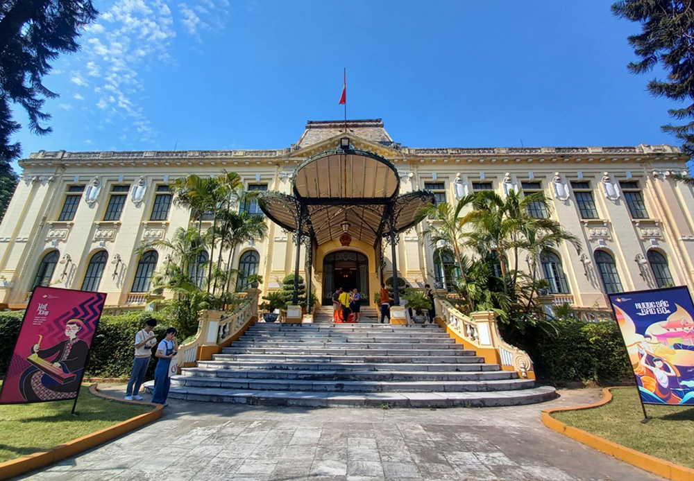 Bac Bo Phu cung Van phong Phu Thong su (nay la tru so Bo Lao dong - Thuong binh va Xa hoi), khach san Metropole Ha Noi va vuon hoa Con Coc (hay vuon Dien Hong), tao thanh quan the co gia tri ve kien truc, lich su, van hoa va canh quan cua thu do Ha Noi.