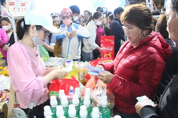 Da Nang gives 40,000 shopping vouchers to workers and laborers on the occasion of Tet At Ty 2025. Photo: Anh Hung
