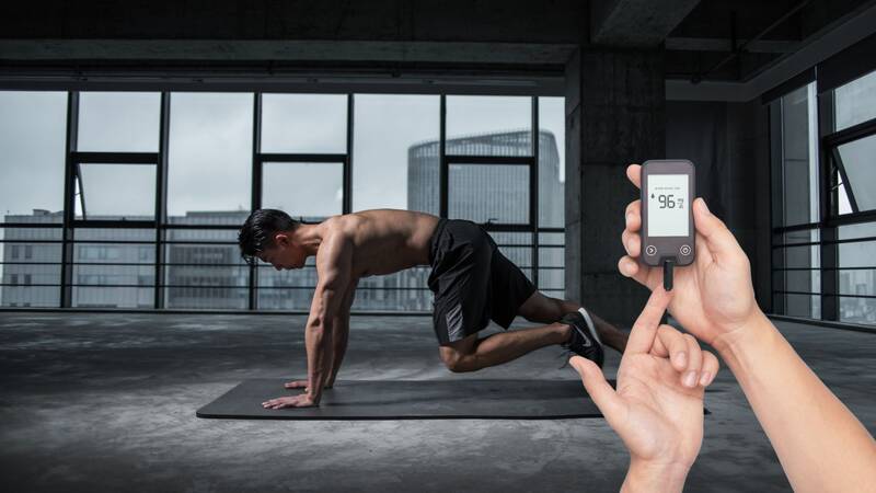 People with high blood sugar should do weight training exercises. Graphics: Ha May