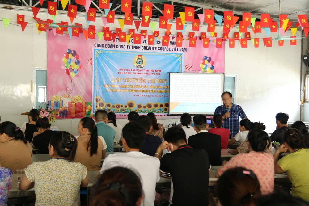 Communication about Traffic Law and ensuring traffic safety for workers. Photo: Ba Manh