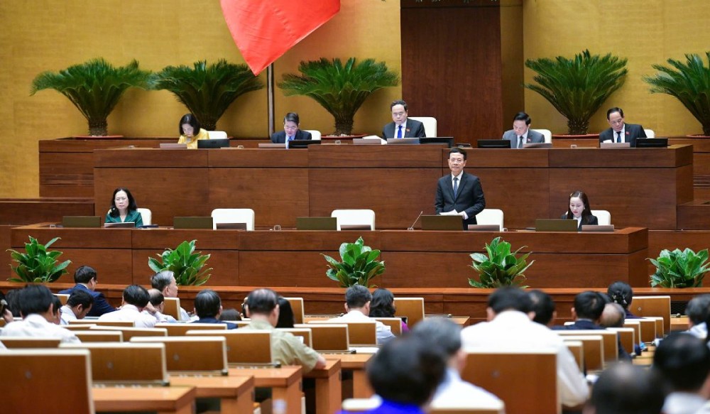 Minister Nguyen Manh Hung said that according to the new regulations, the editor-in-chief will be held responsible if reporters violate the rules. Photo: Pham Thang