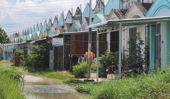 Một dãi nhà ở xã hội tại thành phố Bạc Liêu hoàn thành nhưng hạ tầng chưa hoàn thiện nên không ai vào. Ảnh: Nhật Hồ