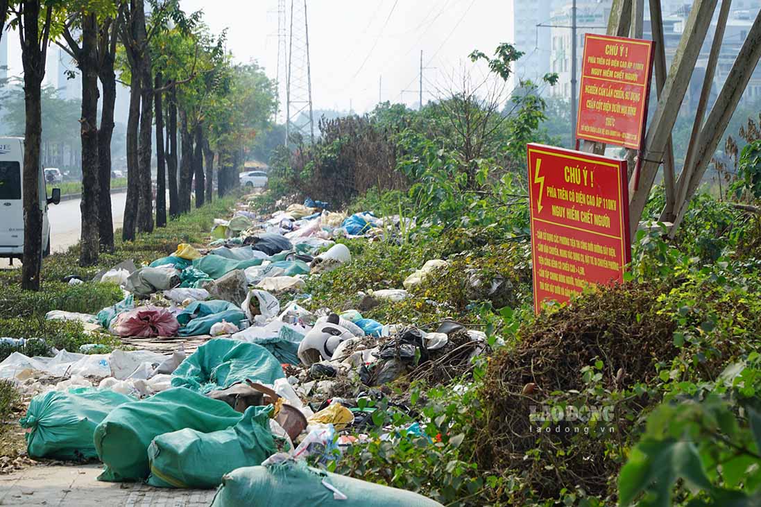 Garbage overflows on the sidewalk of Pham Tu Street. Photo: Ngoc Thuy