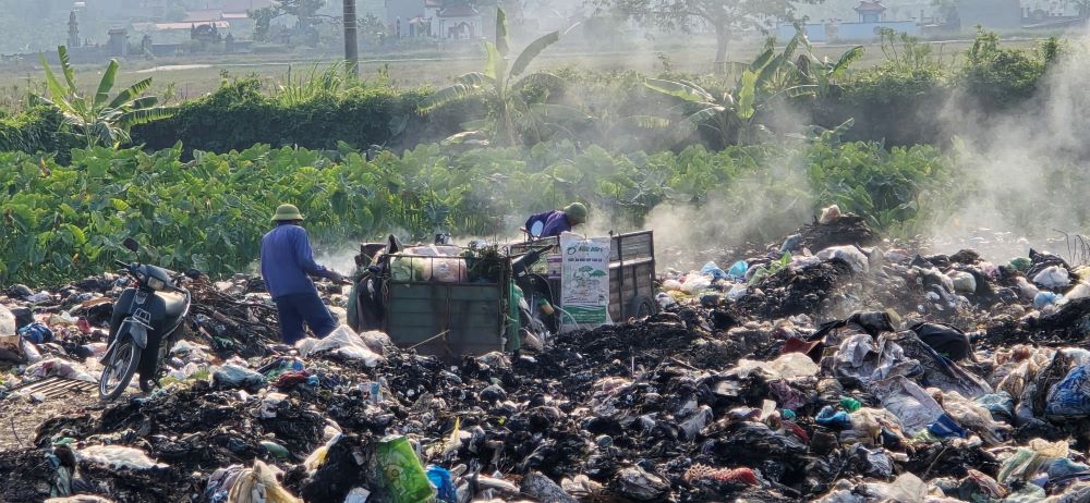 The People's Committee of Quynh Phu district (Thai Binh province) directed to urgently handle and overcome the environmental pollution at domestic waste dumps in An Ninh commune after Lao Dong's reflection. Photo: Trung Du