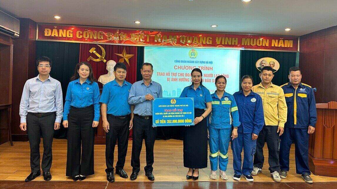 Hanoi City Labor Federation gives support to union members and workers affected by storm No. 3 in Hanoi Construction industry. Photo: Union