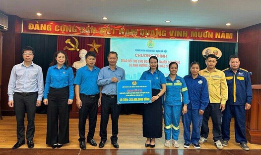 LĐLĐ Thành phố Hà Nội trao hỗ trợ cho đoàn viên, người lao động bị ảnh hưởng bởi cơn bão số 3 của ngành Xây dựng Hà Nội. Ảnh: CĐCS