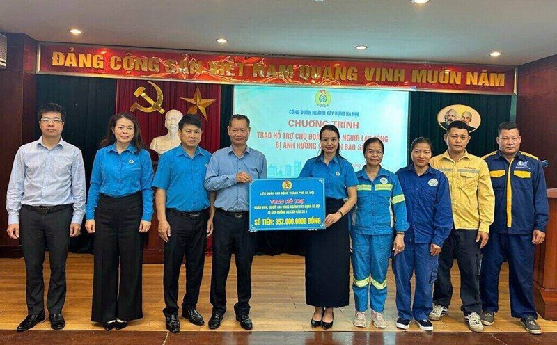 Hanoi City Labor Federation gives support to union members and workers affected by storm No. 3 in Hanoi Construction industry. Photo: Union