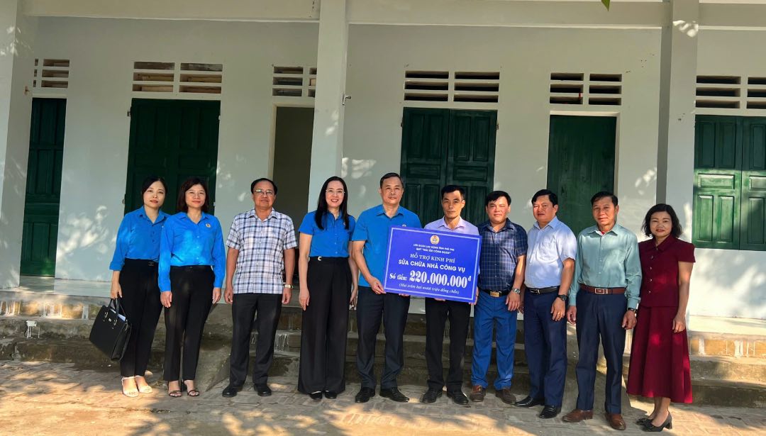 Leaders of the Phu Tho Provincial Labor Federation presented funds to repair and build public housing for teachers. Photo: Trung Hieu