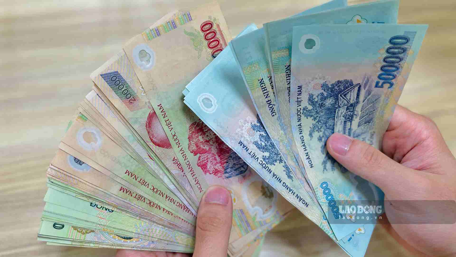 12-month savings interest rates fluctuate around 4.4 - 9.5%.