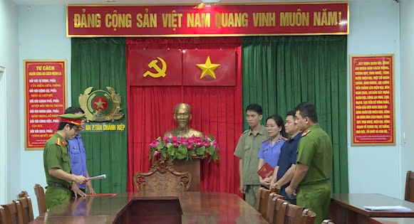 Công an khởi tố đối tượng trong vụ án liên quan đến xyanua. Ảnh: Công an