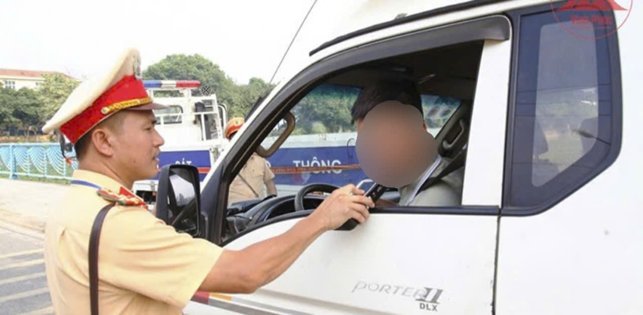 Traffic police check alcohol concentration. Photo: Vinh Phuc Provincial Police