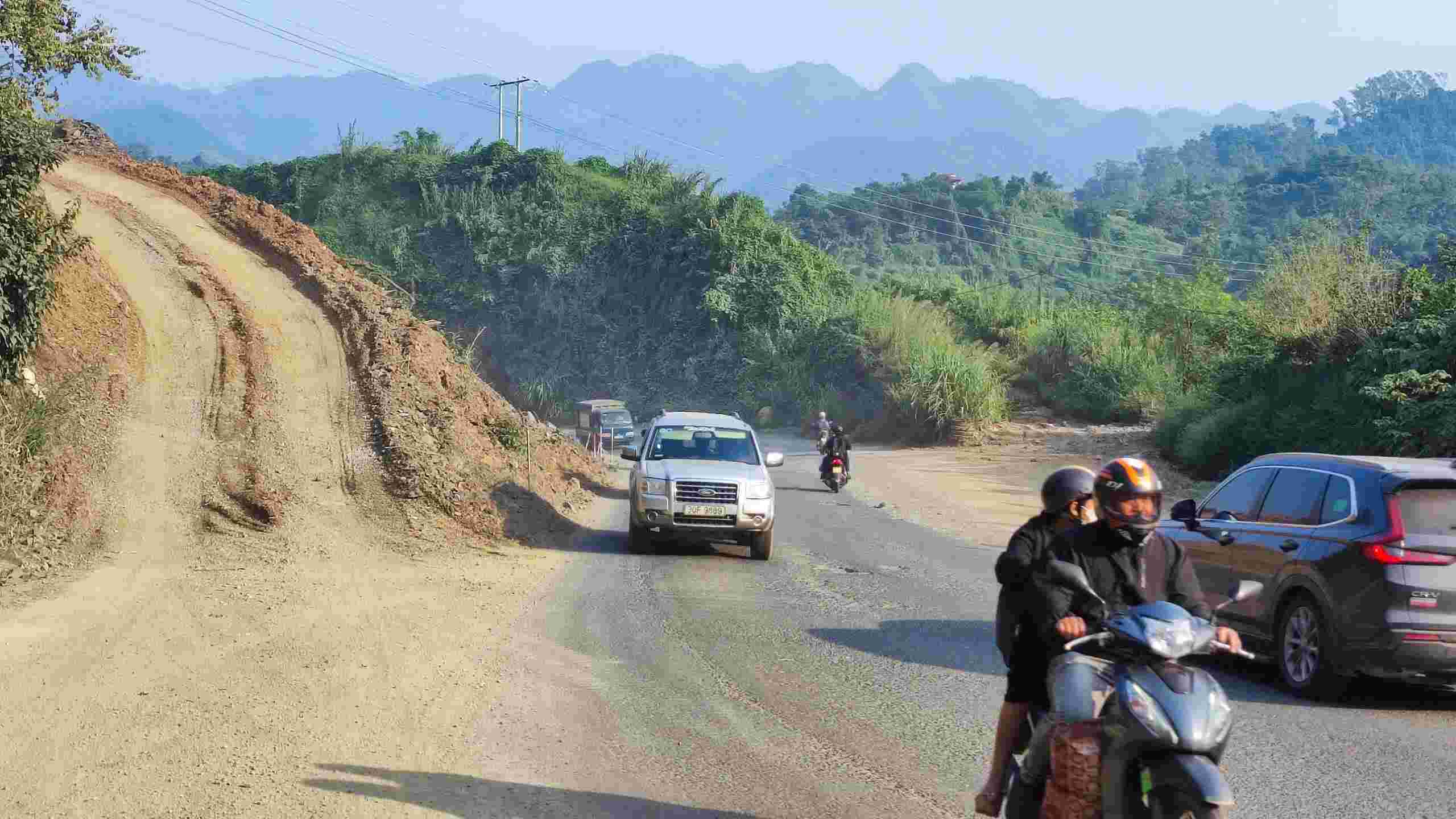 Nguoi dan, lai xe ngao ngan vi du an cai tao doc Cun tren Quoc lo 6 cham tien do. Anh: Minh Nguyen