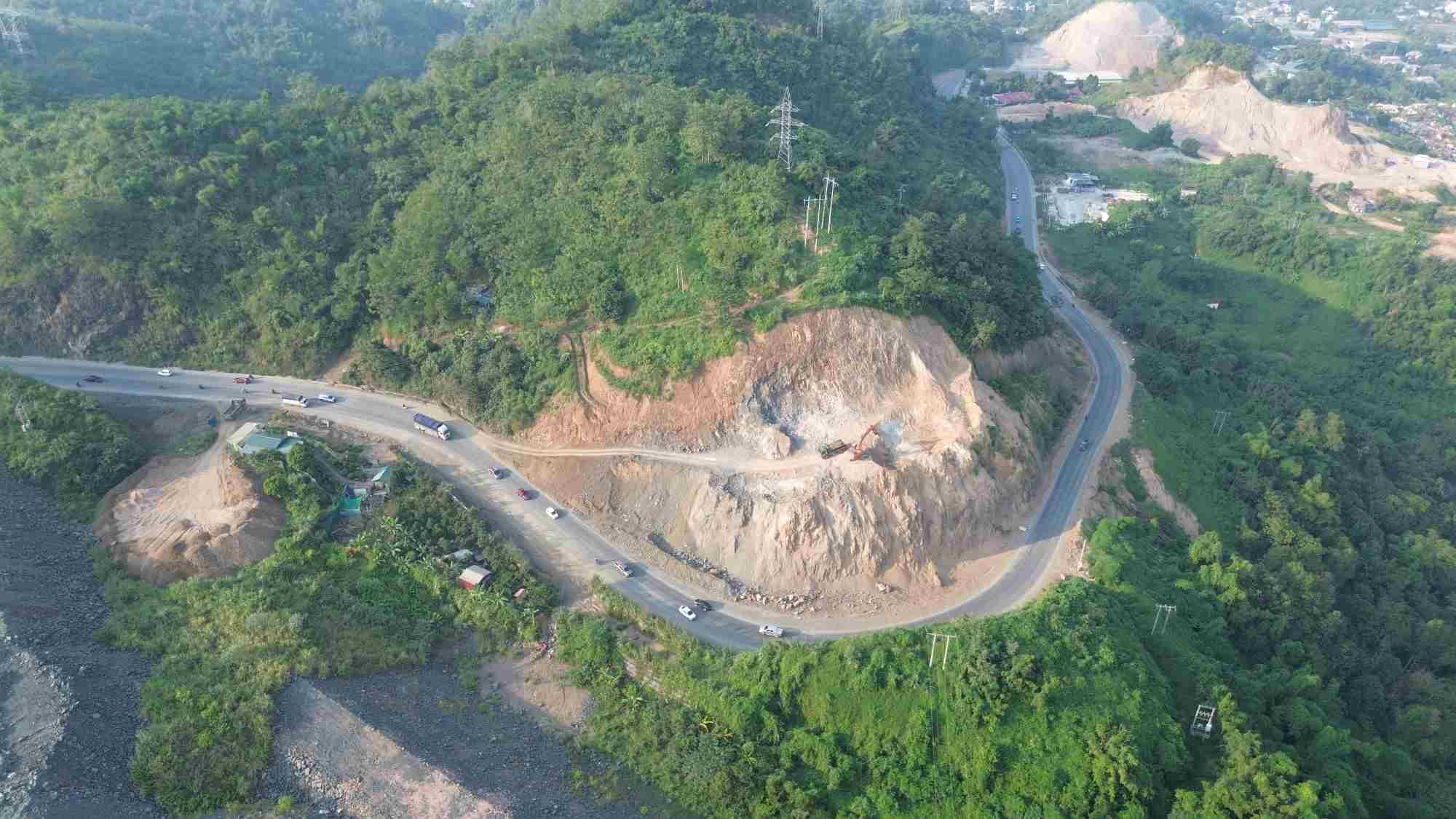 The project to address traffic safety risks at Cun slope on National Highway 6 continues to be behind schedule. Photo: Minh Nguyen