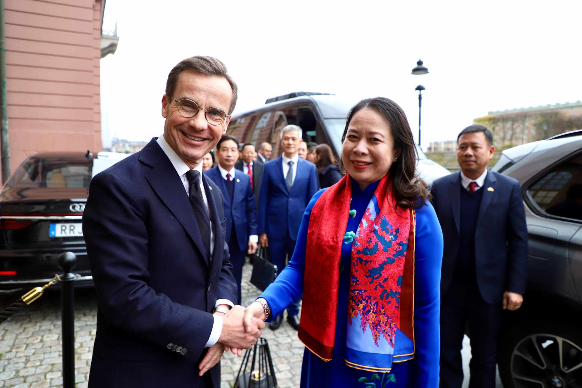 Swedish Prime Minister Ulf Kristersson welcomed Party Central Committee member and Vice President Vo Thi Anh Xuan. Photo: VNA