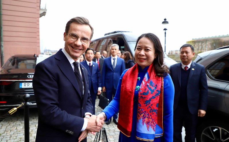 Swedish Prime Minister Ulf Kristersson welcomed Party Central Committee member and Vice President Vo Thi Anh Xuan. Photo: VNA