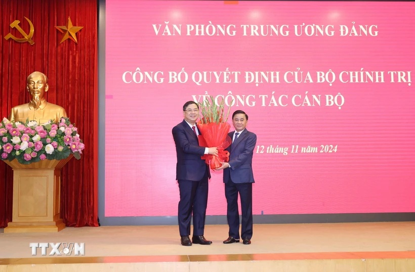 Mr. Tran Cam Tu - Politburo member, Standing member of the Secretariat, Chairman of the Central Inspection Commission - congratulated Mr. Pham Gia Tuc on his appointment as Deputy Chief of the Party Central Committee Office. Photo: Phuong Hoa/VNA