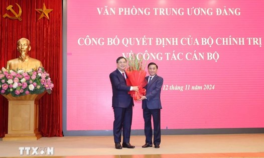 Ông Trần Cẩm Tú - Ủy viên Bộ Chính trị, Thường trực Ban Bí thư, Chủ nhiệm Ủy ban Kiểm tra Trung ương - chúc mừng ông Phạm Gia Túc nhậm chức Phó Chánh Văn phòng Trung ương Đảng. Ảnh: Phương Hoa/TTXVN