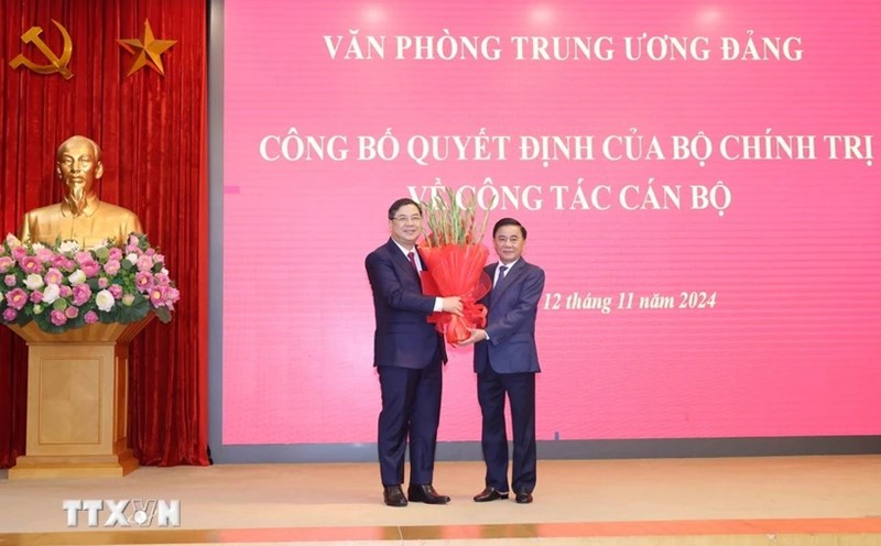 Mr. Tran Cam Tu - Politburo member, Standing member of the Secretariat, Chairman of the Central Inspection Commission - congratulated Mr. Pham Gia Tuc on his appointment as Deputy Chief of the Party Central Committee Office. Photo: Phuong Hoa/VNA