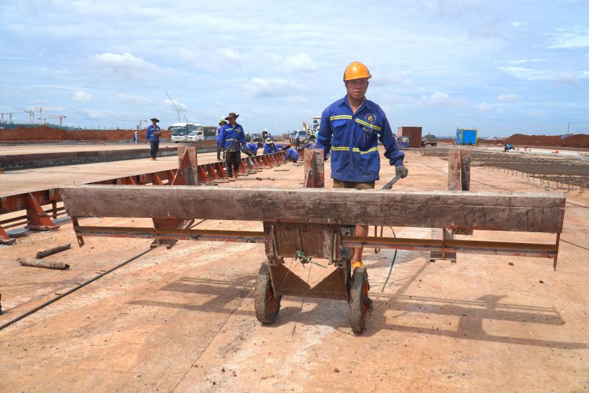 Workers constructing the runway of Long Thanh airport phase 1. Photo: Ha Anh Chien
