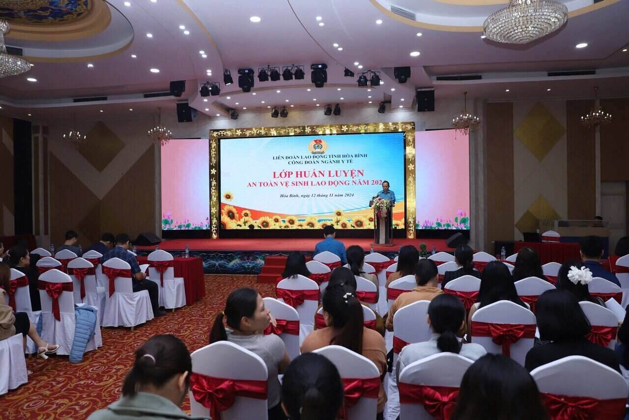 Hoa Binh Medical Union trains 200 staff on occupational safety and hygiene. Photo: Pham Cuong