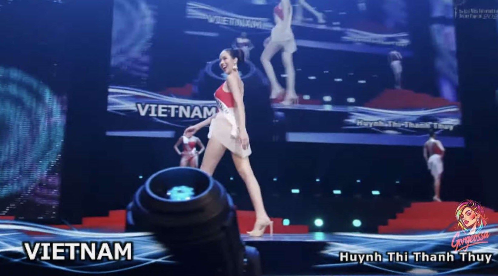 Lot top 20, Thanh Thuy tiep tuc khoe the hinh khoe khoan, quyen ru trong phan thi trang phuc ao tam. Anh: Cat tu video