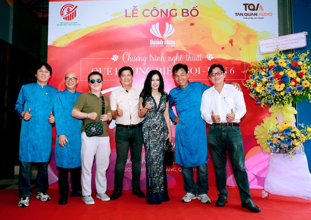 Artists join hands to "Bringing a brighter future" to students. Photo: Organizing Committee.