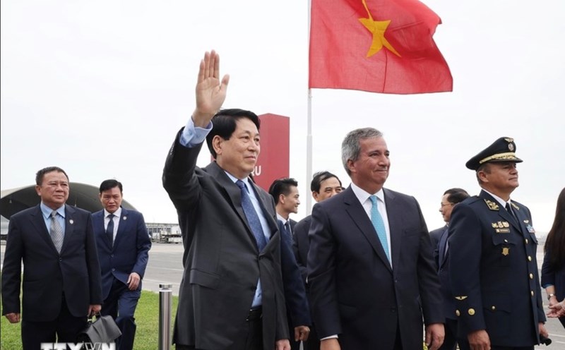 President Luong Cuong arrives at Jorge Chavez International Airport in Lima, starting his official visit to the Republic of Peru. Photo: VNA