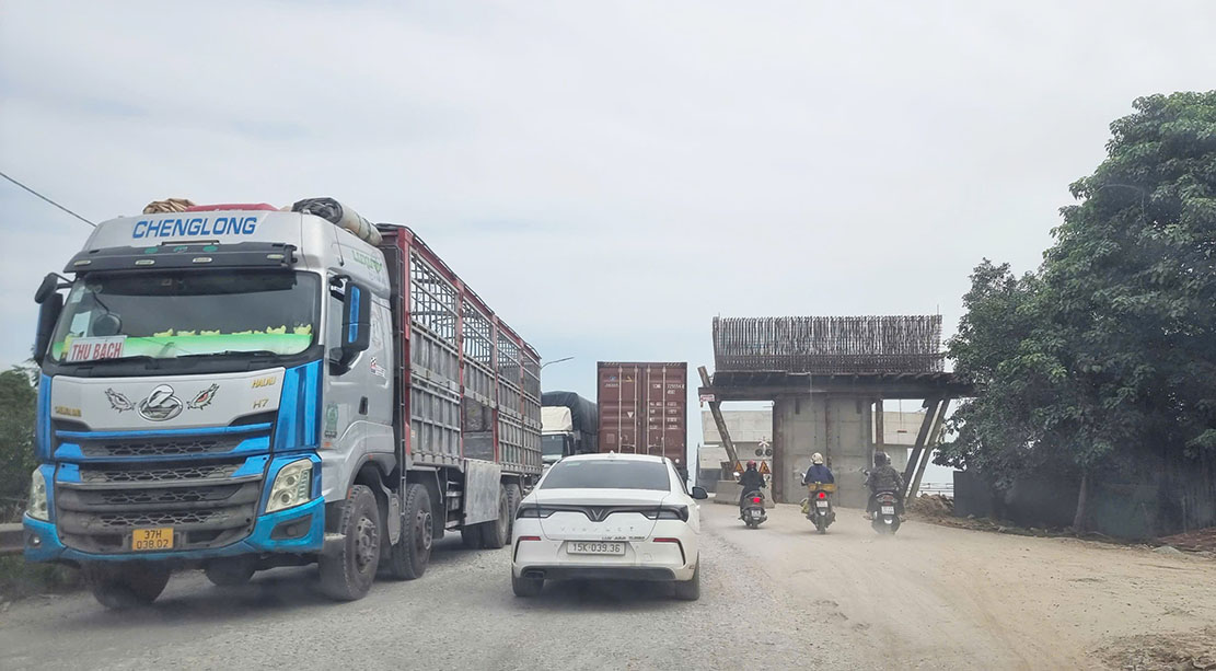 Giải phóng mặt bằng bế tắc, dự án cải tạo Quốc lộ 7 thi công dở dang kéo dài. Ảnh: Quang Đại