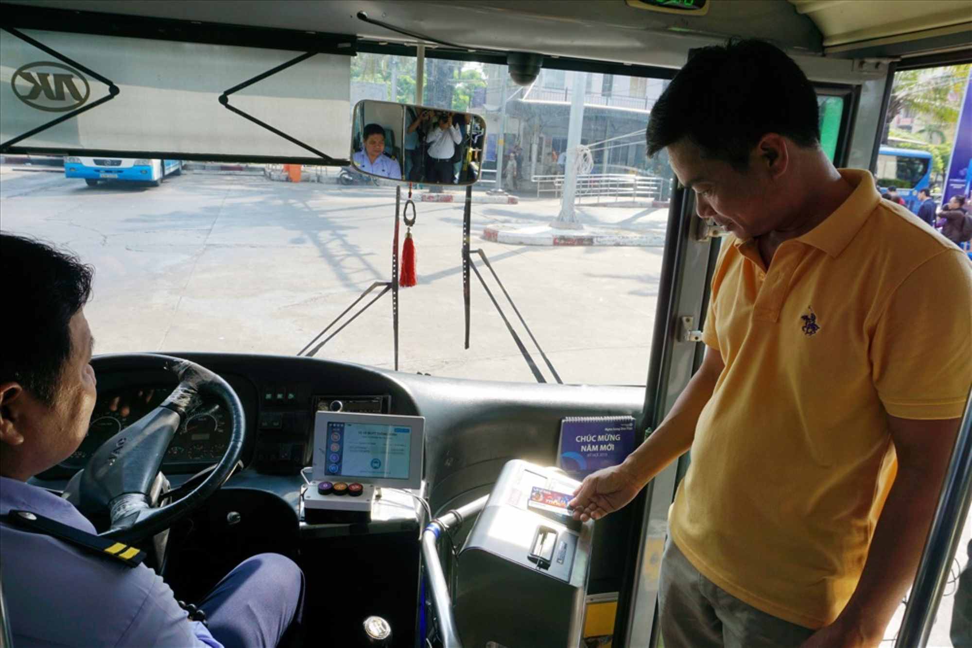 Passengers use automatic payment cards on buses in Ho Chi Minh City. Photo: Minh Quan