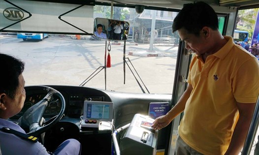 Hành khách dùng thẻ thanh toán tự động trên xe buýt ở TPHCM. Ảnh: Minh Quân