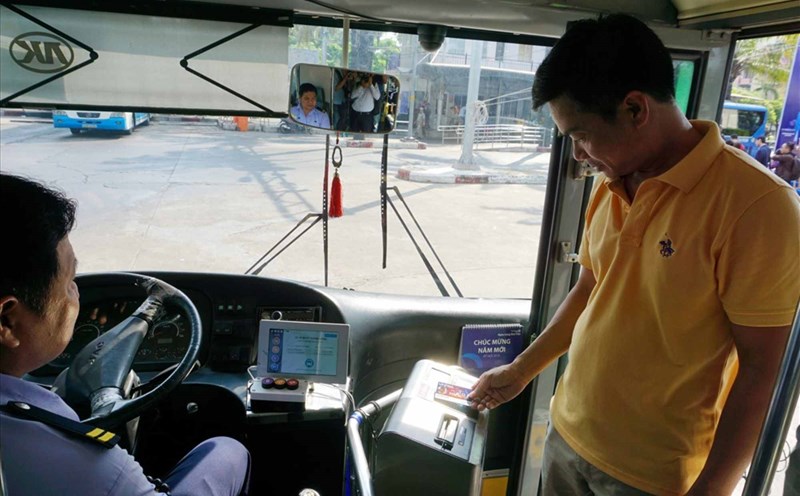 Passengers use automatic payment cards on buses in Ho Chi Minh City. Photo: Minh Quan
