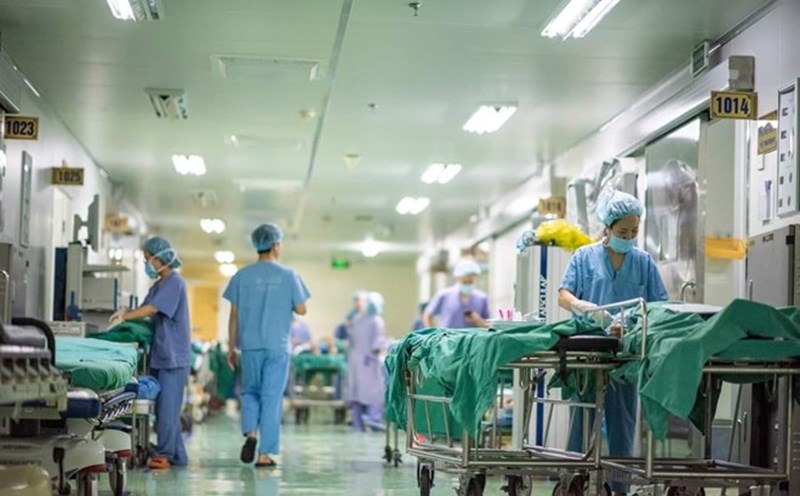 The Minister of Health said that he will focus on perfecting salary policies and incentives to attract and retain grassroots medical staff. Photo: Bong Vu