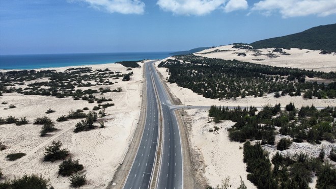 Many urban and industrial park projects in Van Phong Economic Zone are being implemented. Photo: Huu Long
