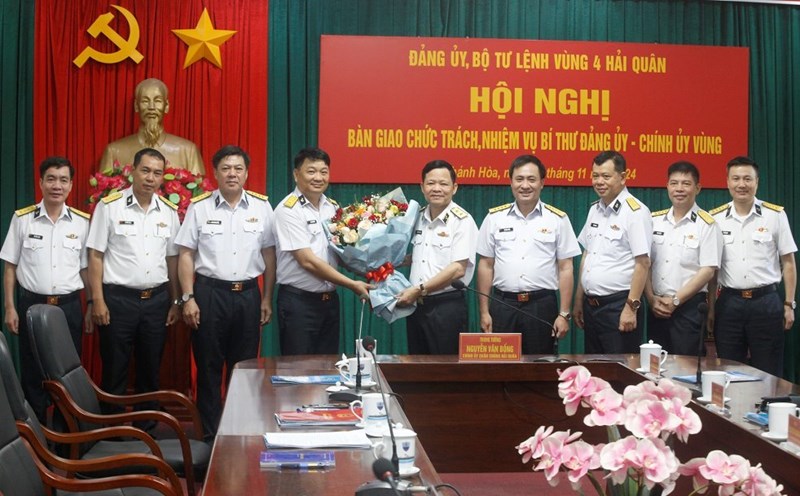 Political Commissar of the Navy (Ministry of National Defense) presented flowers to congratulate Lieutenant Colonel Bui Xuan Binh on his appointment. Photo: VGP