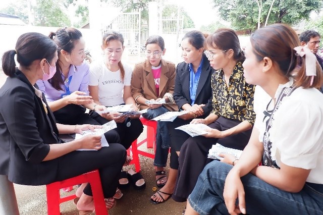 People in Buon Don district are consulted about information about labor export. Photo: Thu Hang