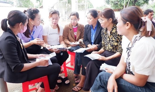 Người dân huyện Buôn Đôn được tư vấn các thông tin về xuất khẩu lao động. Ảnh: Thu Hằng