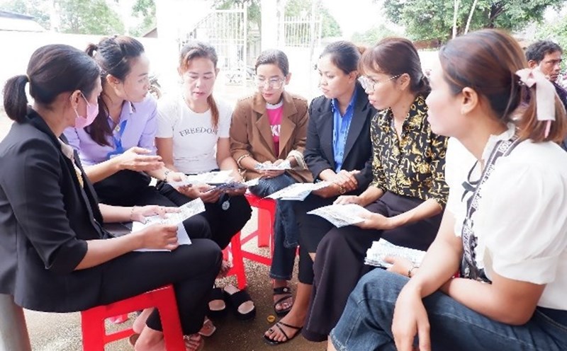People in Buon Don district are consulted about information about labor export. Photo: Thu Hang