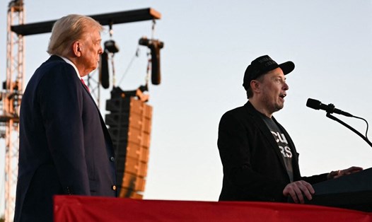 Tỉ phú Elon Musk (phải) phát biểu trên sân khấu khi cùng ông Donald Trump vận động tranh cử tại Butler, Pennsylvania ngày 5.10. Ảnh: AFP
