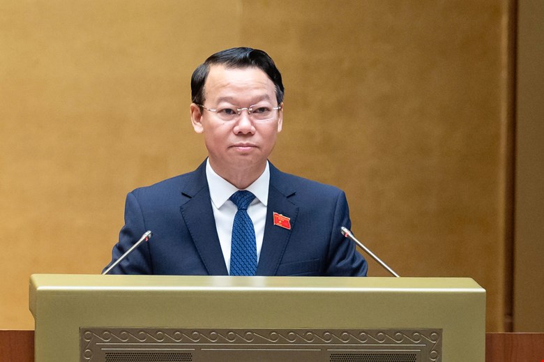 Minister of Natural Resources and Environment Do Duc Duy presented a report on the draft Resolution on piloting commercial housing projects through agreements on receiving land use rights. Photo: Pham Thang