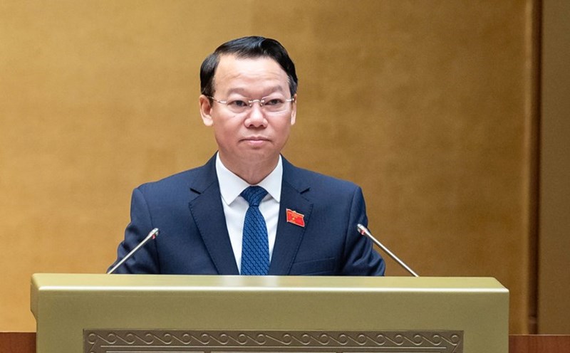 Minister of Natural Resources and Environment Do Duc Duy presented a report on the draft Resolution on piloting commercial housing projects through agreements on receiving land use rights. Photo: Pham Thang