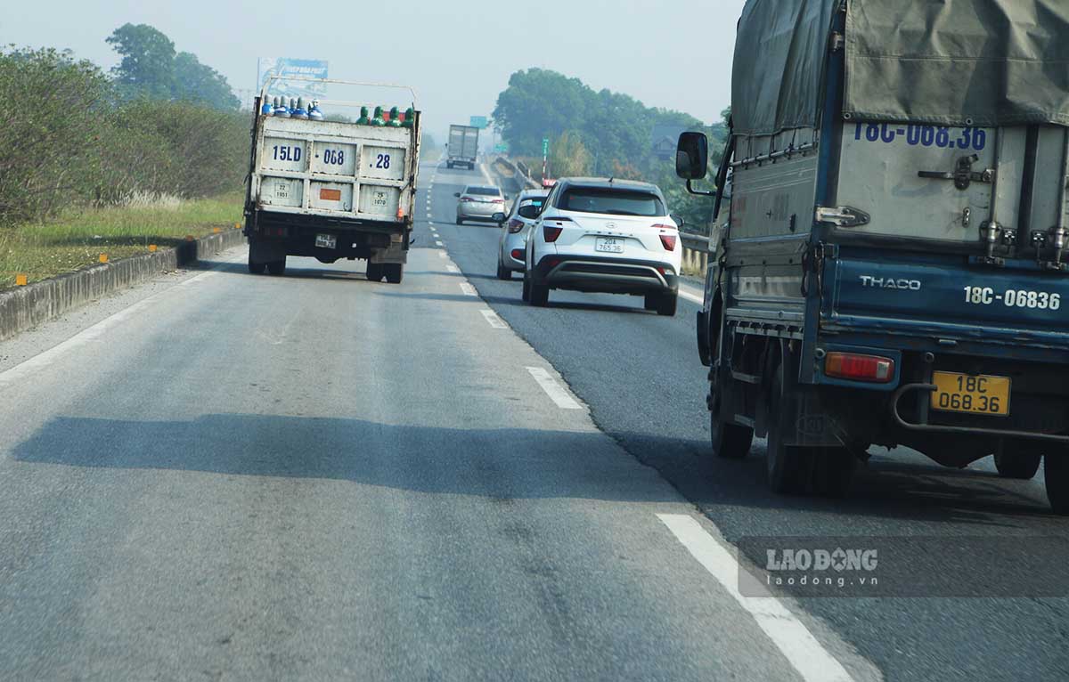 Mật độ phương tiện trên tuyến cao tốc Hà Nội - Thái Nguyên khá lớn trong khi chất lượng mặt đường xuống cấp, hằn lún, hư hỏng. Ảnh: Việt Bắc.