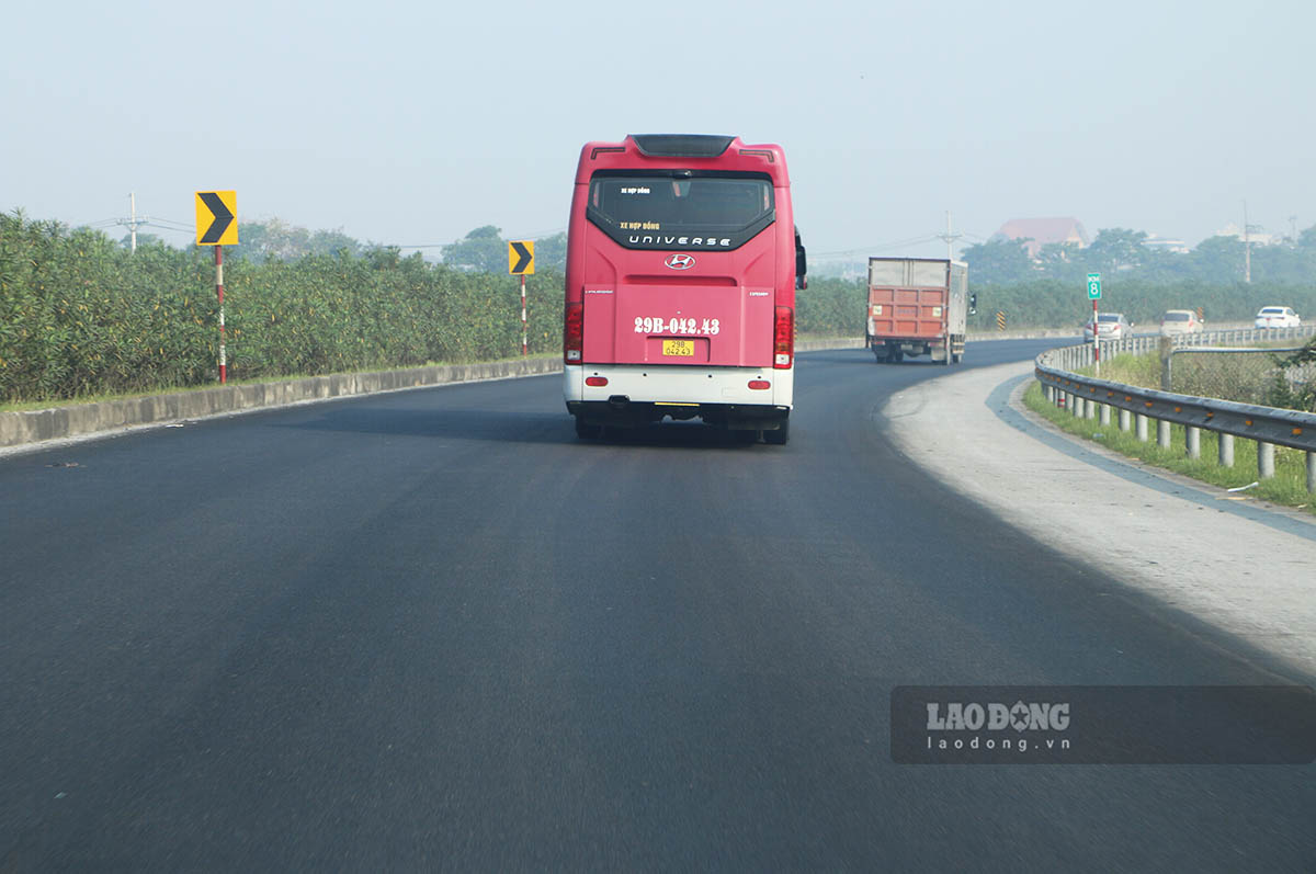 Một số điểm đoạn đã thảm nhựa xong mặt đường, chờ sơn làn, kẻ vạch. Ảnh: Việt Bắc.