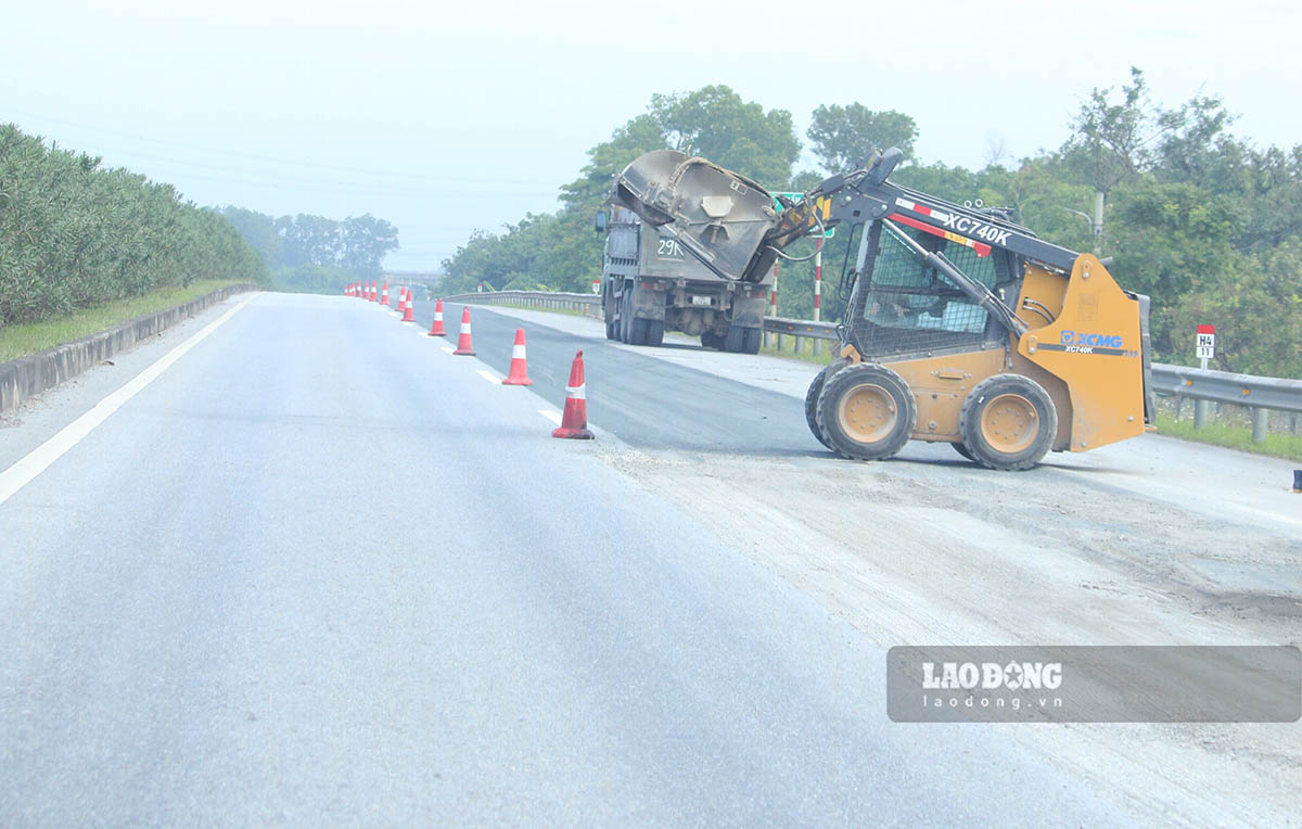 Việc sửa chữa mặt đường hư hỏng được tiến hành từ nhiều tháng qua. Ảnh: Việt Bắc.