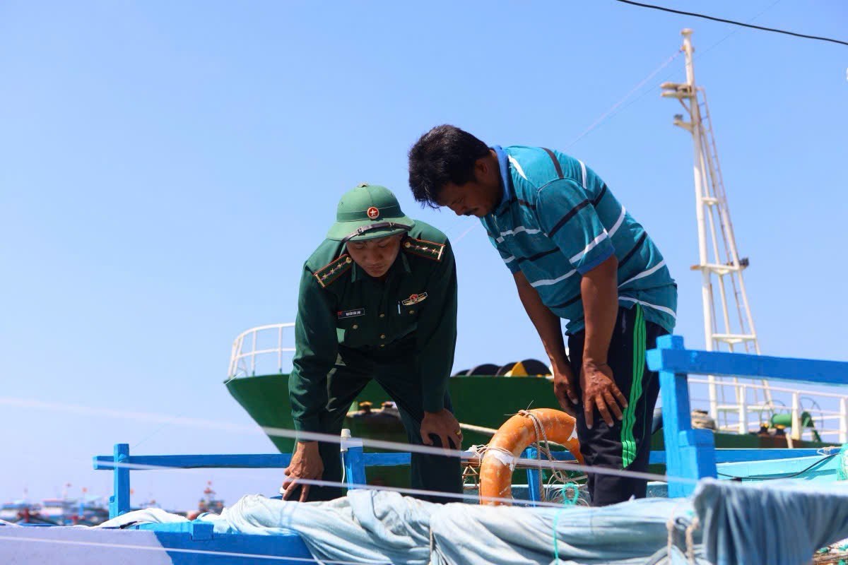 Bo doi bien phong kiem tra thiet bi giam sat hanh trinh tren tau cac ngu dan Phu Quy. Anh: Duy Tuan 