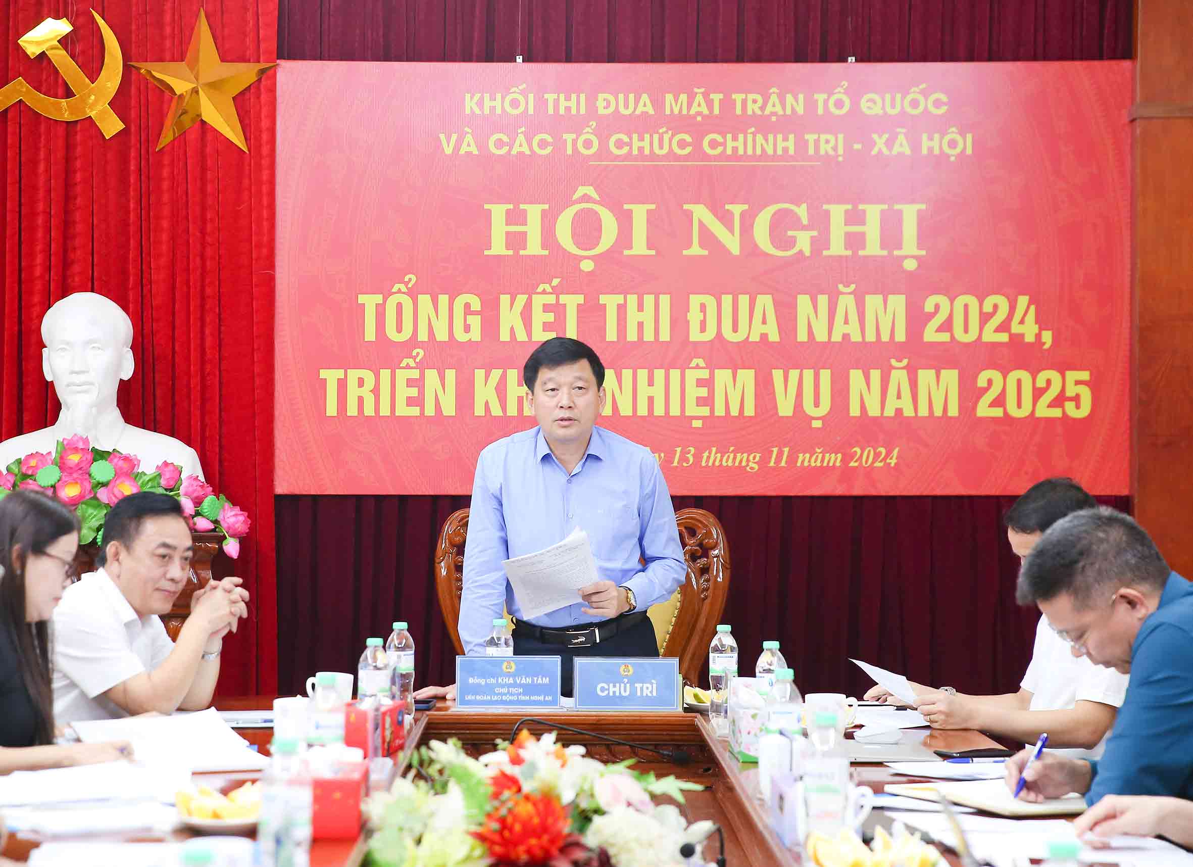 Chairman of Nghe An Labor Federation Kha Van Tam chaired the conference to summarize the emulation in 2024 and deploy tasks in 2025. Photo: Duy Chuong