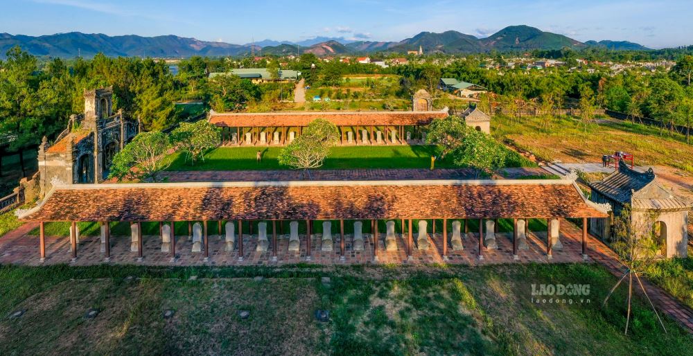  Ngay xua, sau khi thong nhat dat nuoc, vua Gia Long da chon Hue lam Kinh do cho ca nuoc, do cung la nguyen nhan khai sinh truong Quoc Tu Giam thu hai cua dat nuoc. Ban dau truong Quoc Tu Giam co dia chi tai duong Van Thanh (Huong Ho, TP Hue) nay la Van Vo Mieu. Anh: Nguyen Phong. 