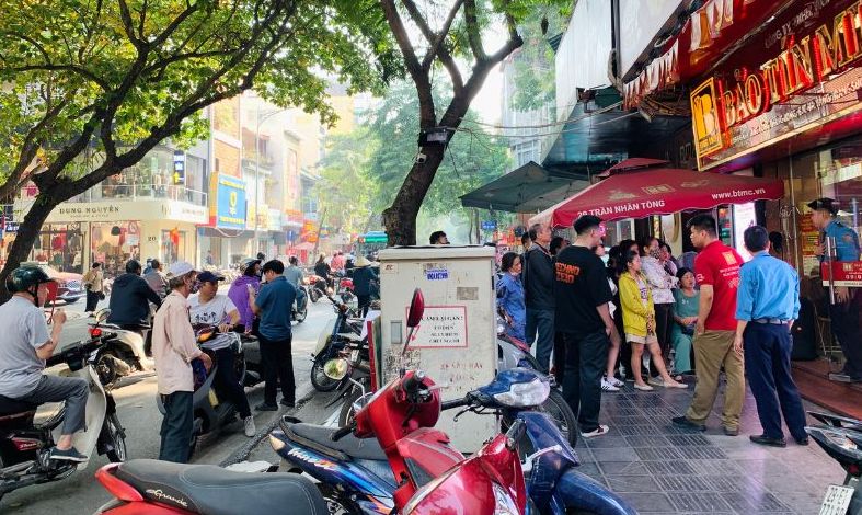 Tap nap nguoi den giao dich o mot cua hang vang bac da quy tai Ha Noi. Anh: Phuong Anh 