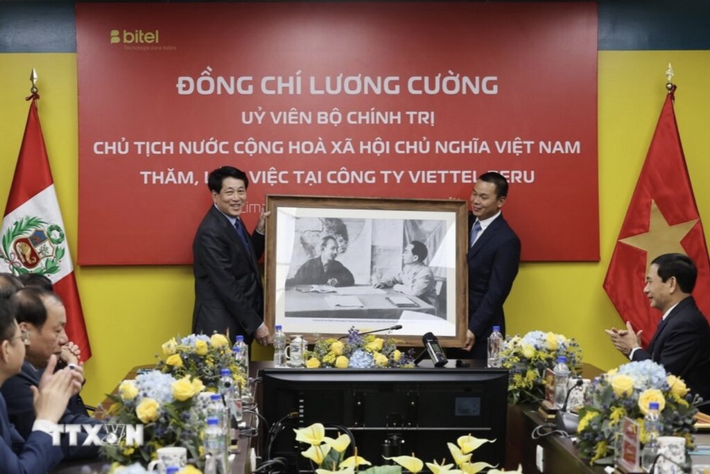 President Luong Cuong visits and works with Viettel Peru Company (Bitel). Photo: VNA