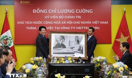 Chủ tịch nước Lương Cường tới thăm, làm việc với Công ty Viettel Peru (Bitel). Ảnh: TTXVN